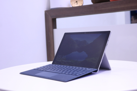Surface Pro 2017 ( i7/8GB/256GB ) + Type Cover 4
